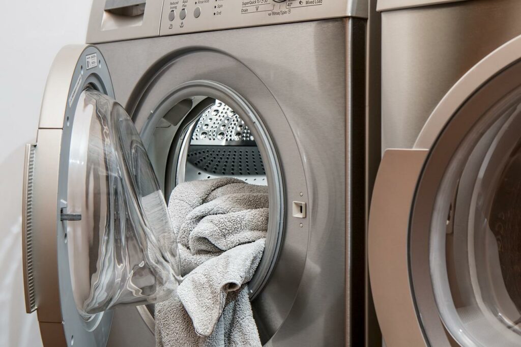 Skuteczne sposoby, aby ubrania nie farbowały w pralce